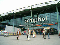 Passagiers lopen uit luchthaven Schiphol